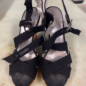 Wicker and black wedge platforms